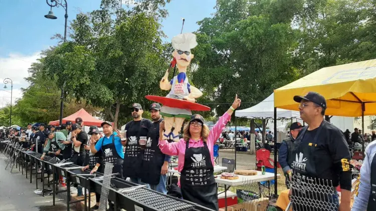 Los participantes se emocionaron al recibir el récord de la institución (Foto: Especial/EXPRESO