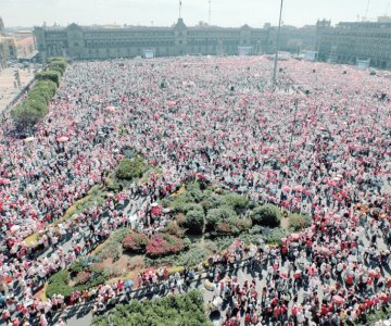 Abarrotan el Zócalo en defensa del INE