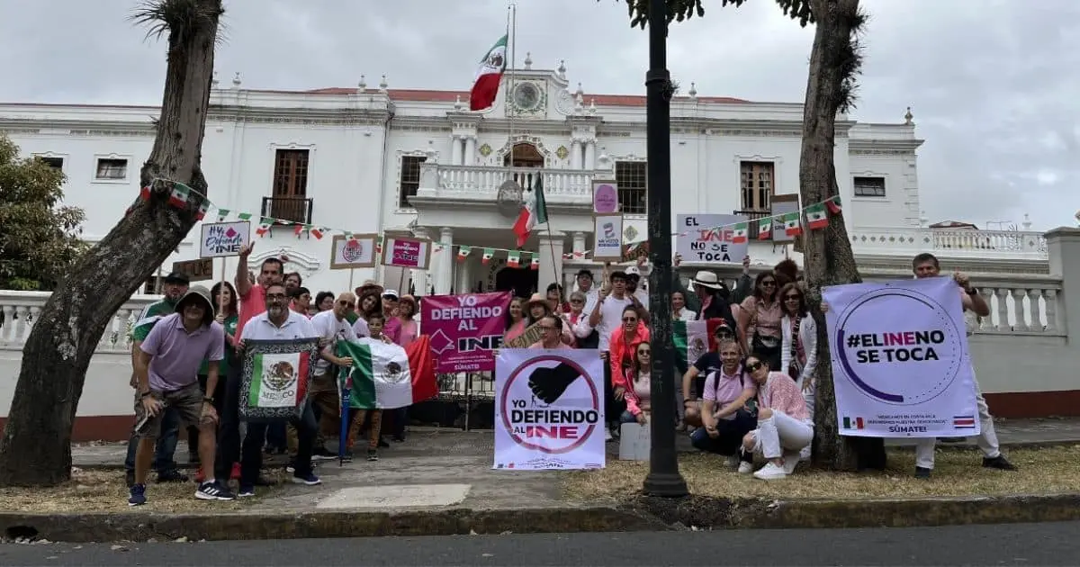 El INE no se toca, claman mexicanos desde Costa Rica