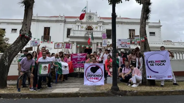 Los manifestantes se reunieron a las afueras de la embajada de México en Costa Rica. (Foto: Tomada de Twitter)