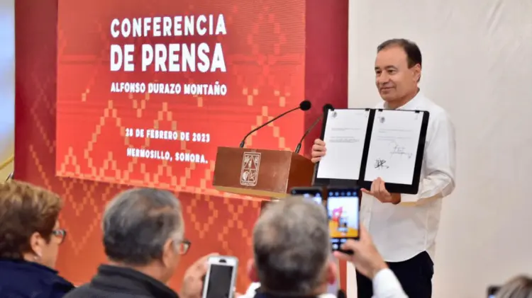 El gobernador de Sonora firmó la Reforma Constitucional. (Foto: Especial/EXPRESO)