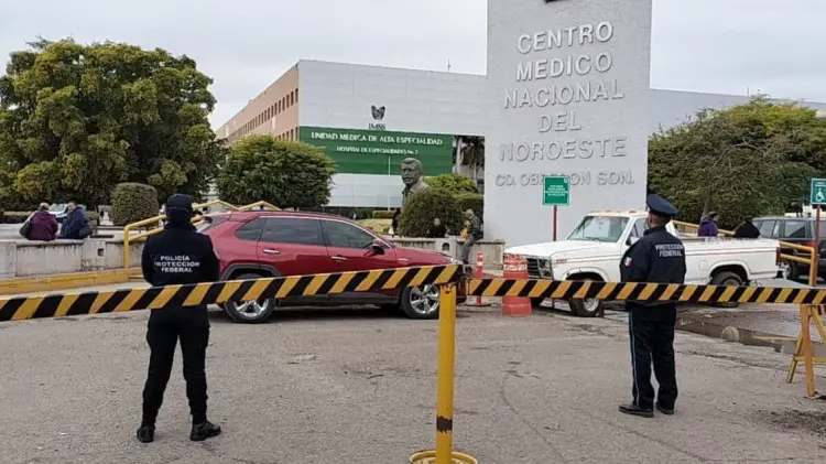 Elementos de Protección Federal ahora aseguran el edificio. (Foto: Ana Camargo / EXPRESO)