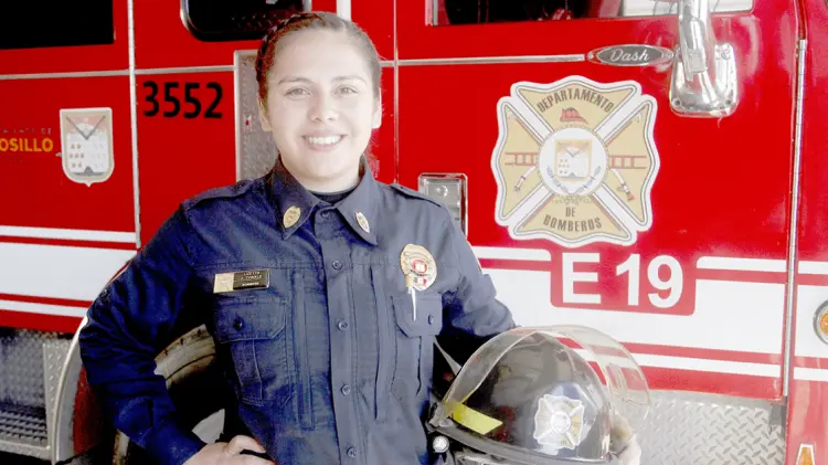 Lizeth Conkle, elemento del departamento de bomberos en Hermosillo. (Foto: Especial/EXPRESO)