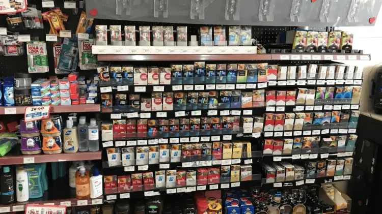Las tiendas de conveniencia vuelven a exhibir cajetillas de cigarro. (Foto: Jesús Ballesteros/EXPRESO)