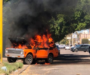 Falla mecánica causa explosión en auto clásico; reportan pérdidas totales