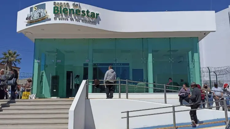 Los beneficiarios esperaron por horas bajo el sol en el Banco del Bienestar. (Foto: Ilustrativa)