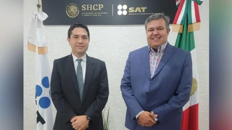 Antonio Martínez Dagnino, Jefe del SAT, y Octavio Almada Palafox, Comisionado Nacional de Acuacultura y Pesca. (Foto: Cortesía)