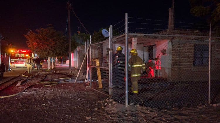 Héroes en acción: bomberos rescatan a abuelita de incendio en su hogar