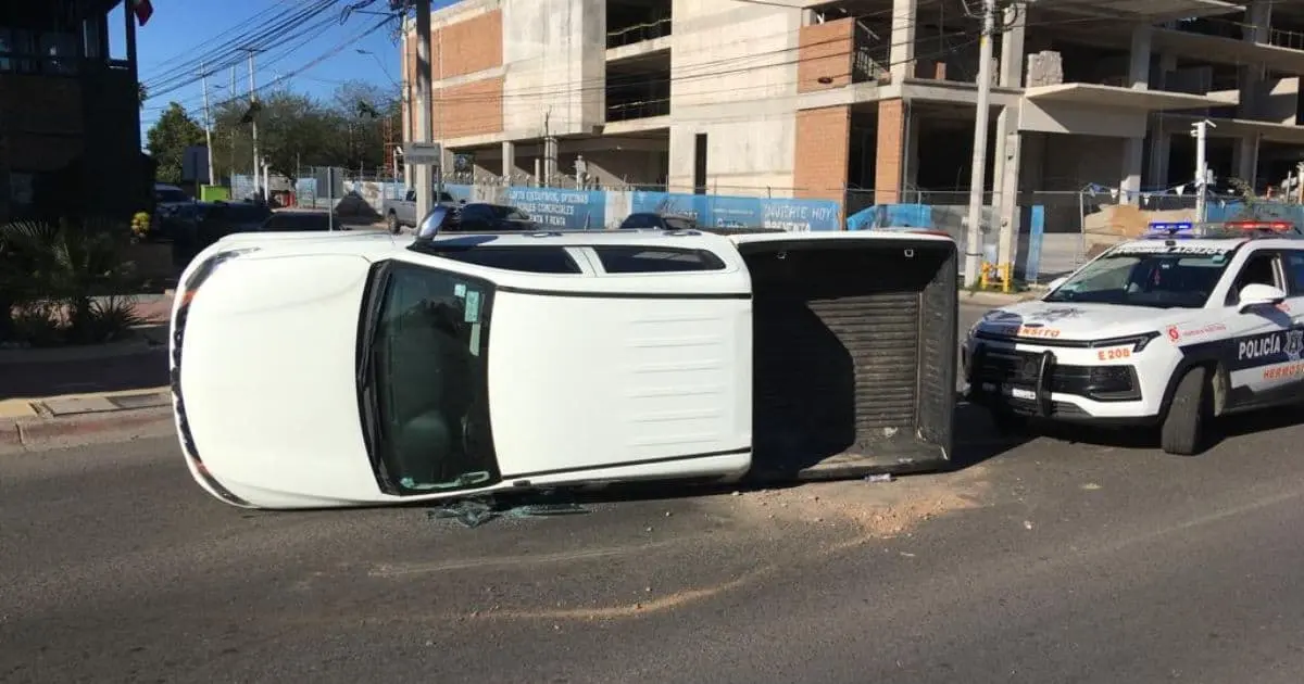 Automóvil queda volcado a media calle tras choque en Paseo Río Sonora