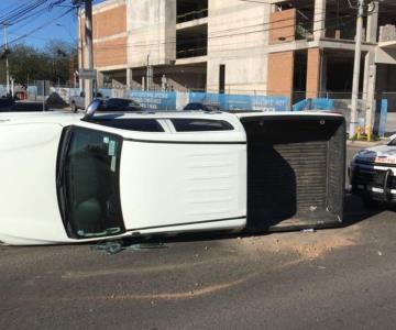 Automóvil queda volcado a media calle tras choque en Paseo Río Sonora