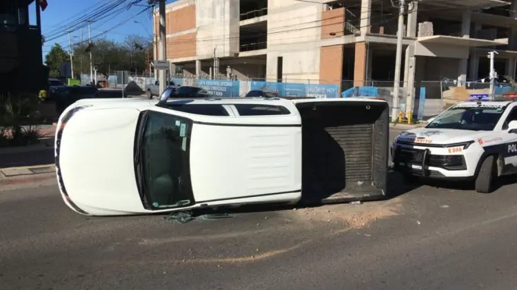 El vehículo quedó completamente sobre su costado a mitad de la calle. (Foto: Jorge Flores / EXPRESO)
