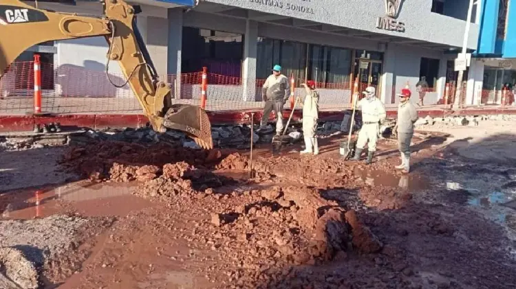 Más de 60 años tenían sin hacer una reparación en la zona, por lo que se desconoce la localización de las tuberías (Foto: Cortesía de CEA/EXPRESO)