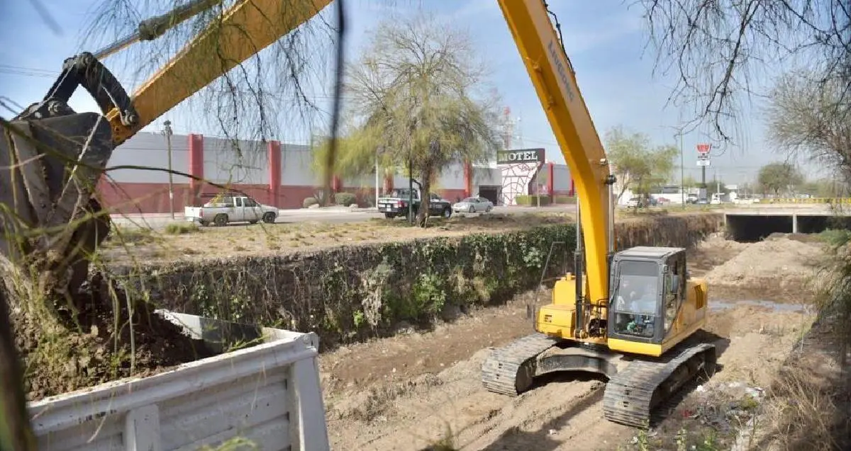 Inician limpieza de canales pluviales en Hermosillo