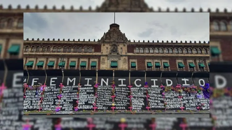 Valla en el Palacio Nacional intervenida por colectivos feministas (Foto: Especial/EXPRESO)
