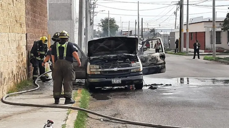 Elementos de Bomberos acudieron al llamado de emergencia. (Foto: Tadeo Cruz / EXPRESO)