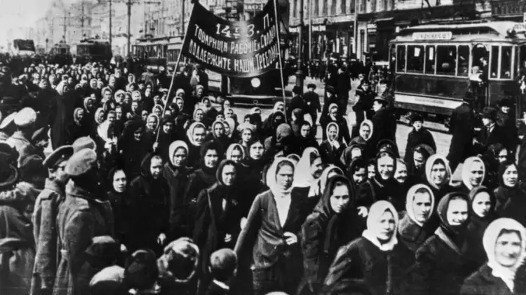 Huelga de mujeres en Rusia en 1917, durante la Primera Guerra Mundial. (Foto: Tomada de redes)