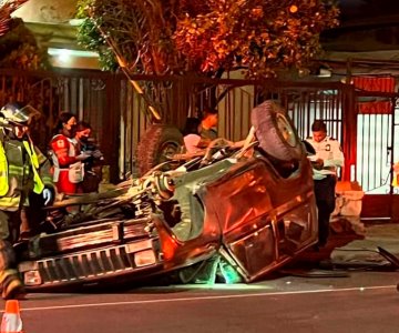 Aparatoso choque deja una camioneta volcada en San Benito, Hermosillo