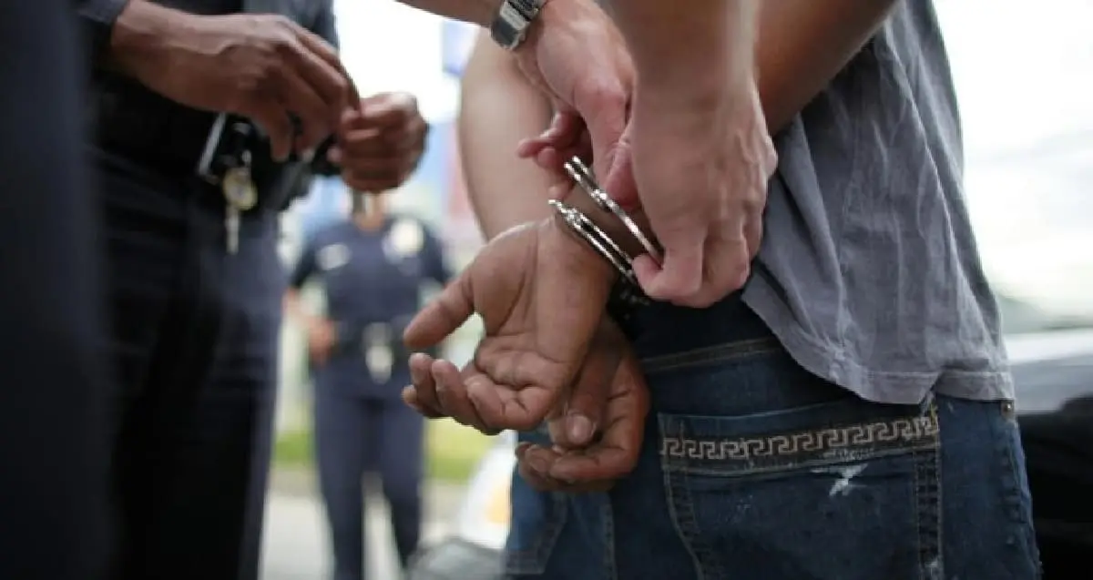 Hombre apuñala a su vecino tras discusión