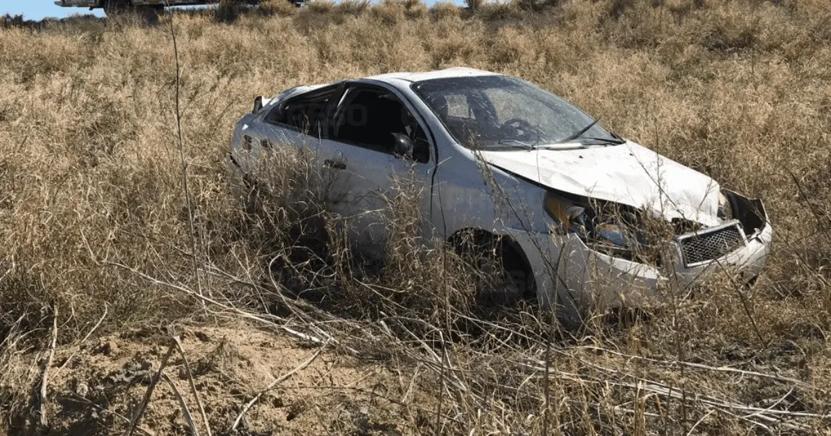 Aparatoso volcamiento deja 2 lesionados en la carretera Hermosillo-Nogales