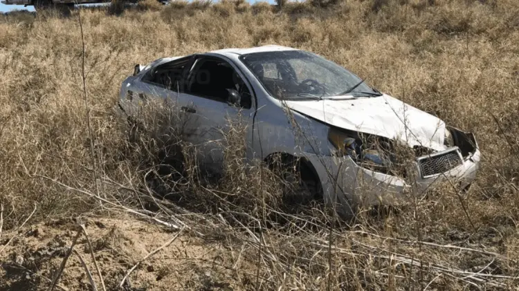 El sedán perdió el control y salió disparado de la carretera. (Foto: Jesús Ballesteros / EXPRESO)