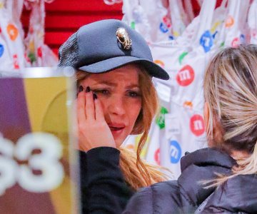 Captan a Shakira llorando en una tienda con una fan