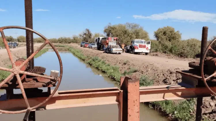 Los fallecidos no pudieron salir del auto tras caer en el canal. (Foto: Jonathan Castellón/EXPRESO)