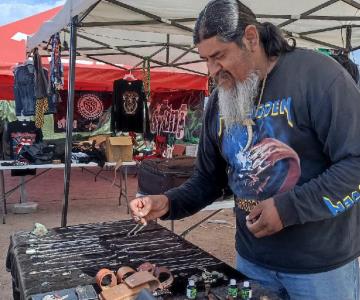 No era una fase: inició vendiendo camisas de bandas y ahora es su negocio