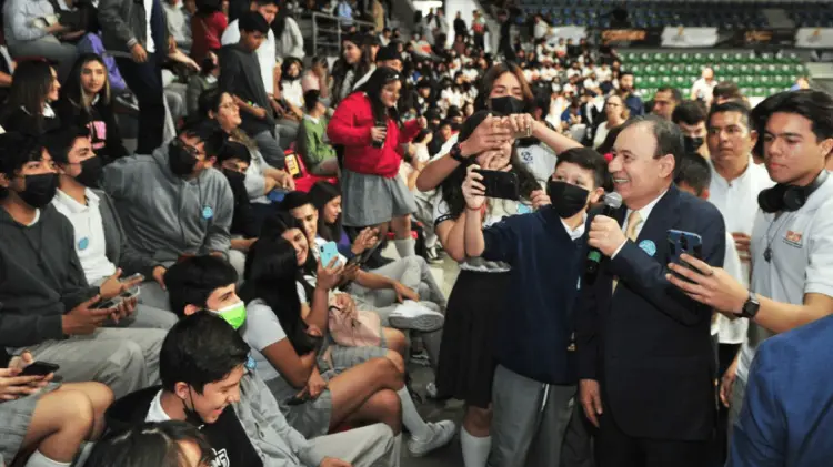 Alfonso Durazo reiteró que su compromiso es garantizar la educación a los jóvenes. (Foto: Especial)