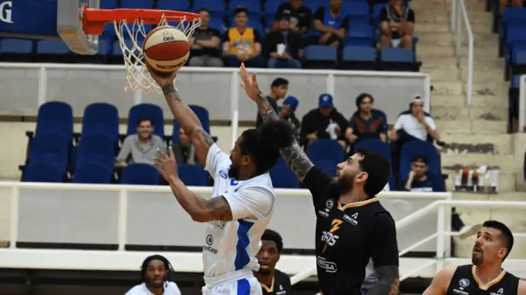 Deverell Biggs fue el mejor anotador de los Halcones en el encuentro. (Especial / EXPRESO)