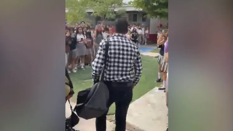 Alumnas del plantel se manifestaron contra uno de los señalados. (Foto: Captura de video)