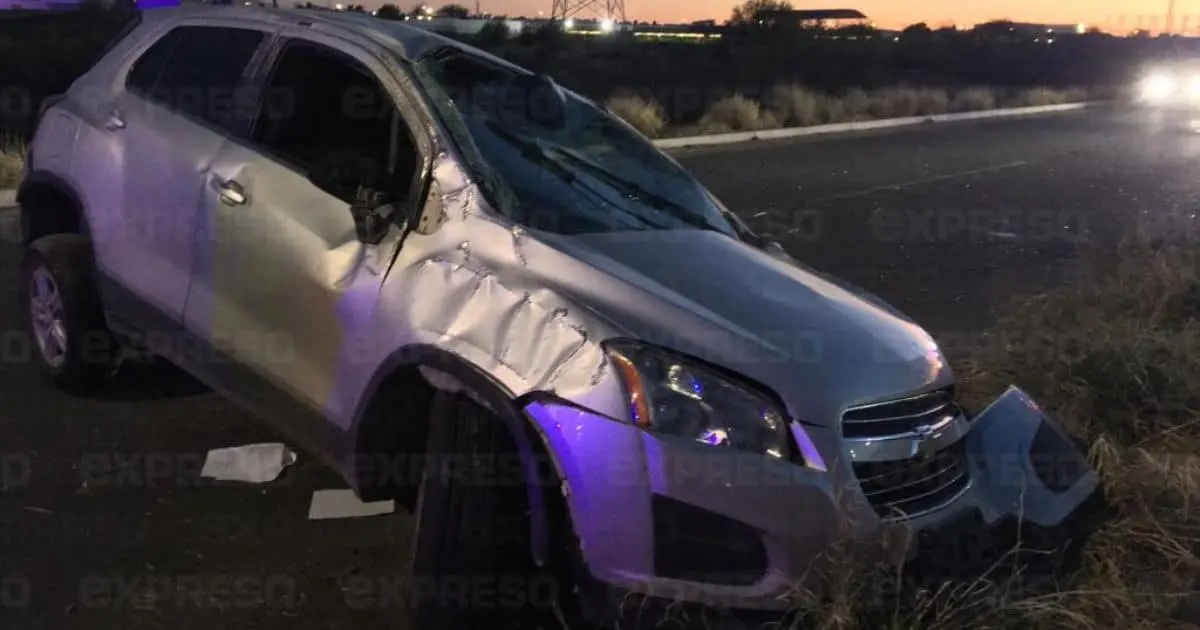 Auto pierde el control y por poco cae al Vado del Río