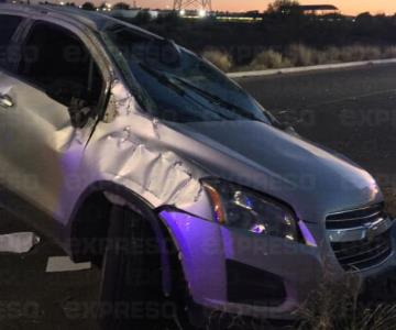 Auto pierde el control y por poco cae al Vado del Río