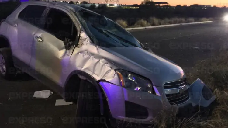 El vehículo quedó volcado al lado de la vialidad. (Foto: Jorge Flores / EXPRESO)