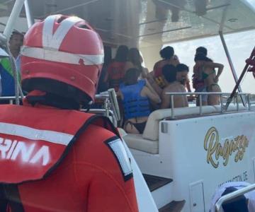 Rescatan a 12 personas tras hundirse embarcación en Yucatán