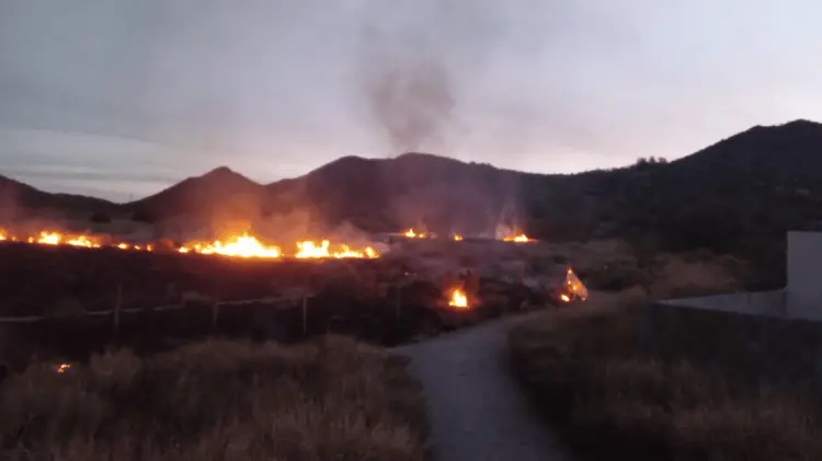 Predio baldío se incendio tras caída de rayo en Cuarta Zona Militar (Foto:Archivo/EXPRESO)