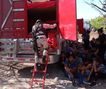 Rescatan a más de cien migrantes abandonados en carretera de Nuevo León