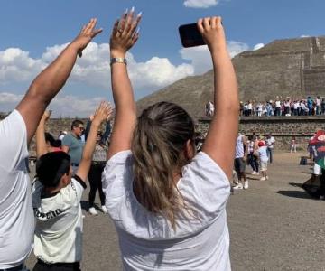 Levantan los brazos al cielo para recargar energía en Teotihuacán