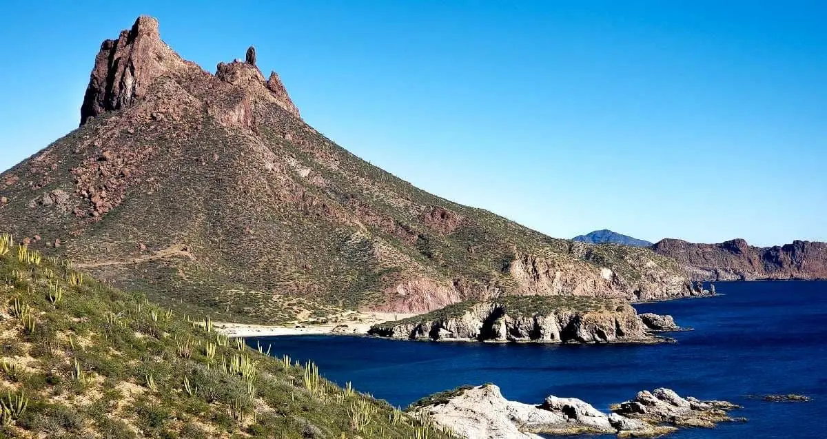 Recatan a mujer lesionada en la cima del Cerro Tetakawi