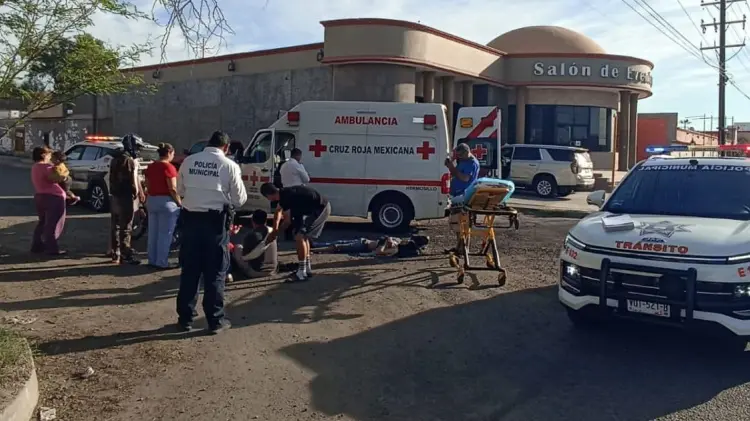 Una ambulancia de Cruz Roja trasladó a los lesionados al hospital. (Foto: Tadeo Cruz / EXPRESO)