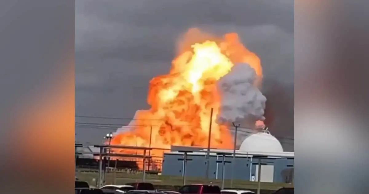Reportan fuerte explosión e incendio en planta química de Pasadena