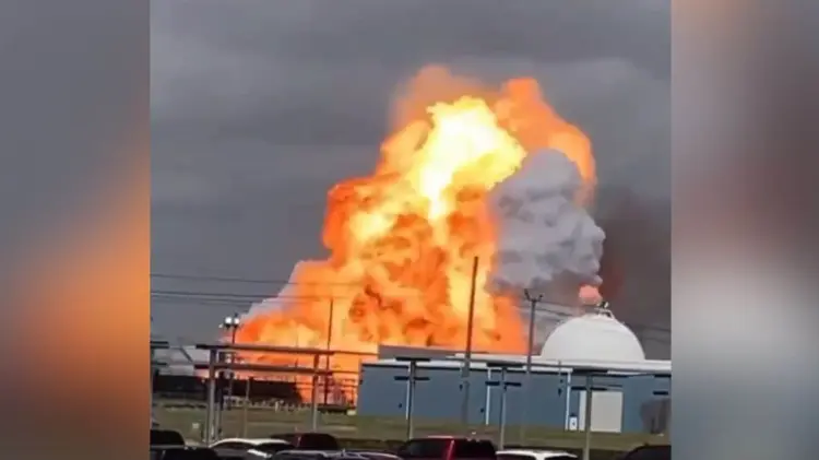 La explosión fue captada por varios transeúntes y cámaras de seguridad. (Foto: Captura de video)