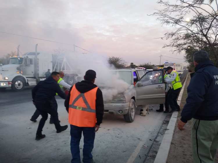 Rescatan a perro que estaba en un auto encendido en fuego