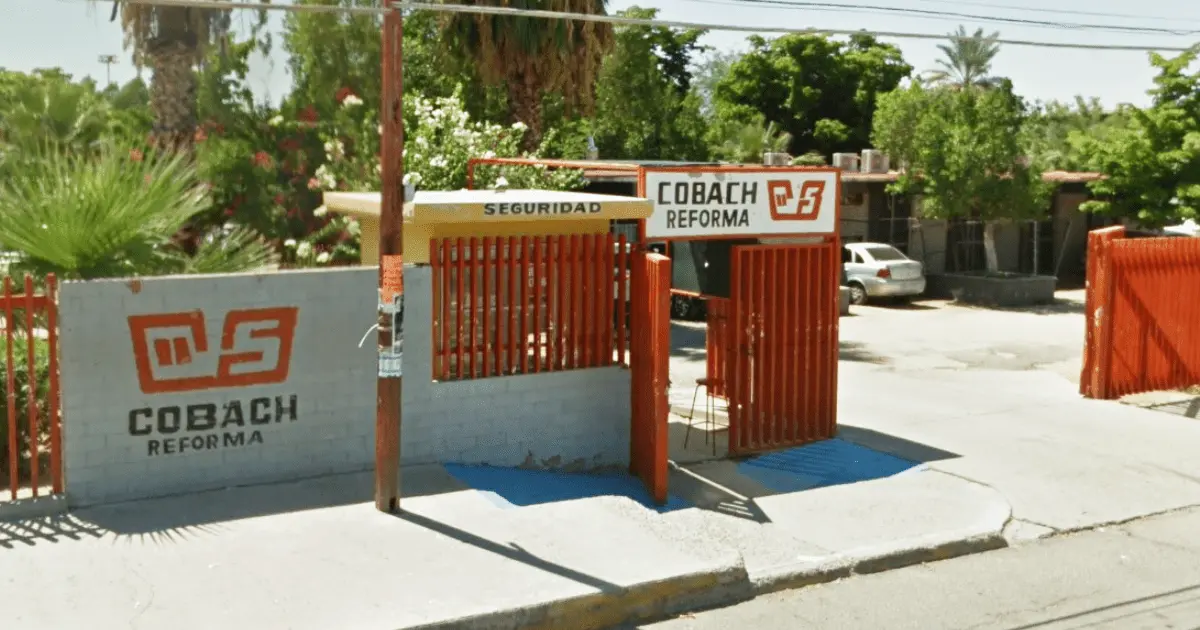 Alumnas del Cobach esperan que maestros suspendidos por acoso no regresen