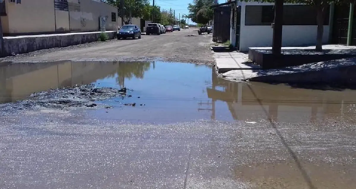 Entre aguas negras viven vecinos de Los Juris en Huatabampo