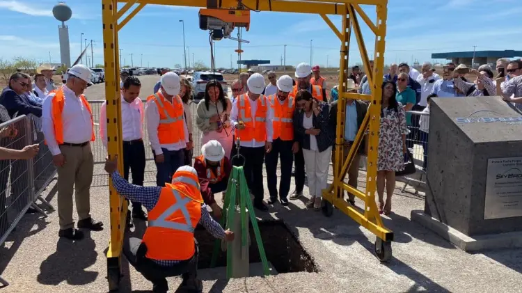 Simbólica colocación de la primera piedra en Skybridge. (Foto: Especial/EXPRESO)