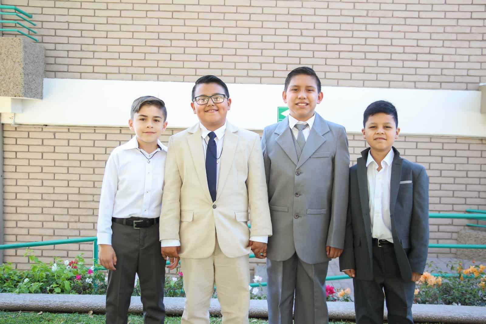 Alumnos del Regis reciben el Sacramento de la Comunión