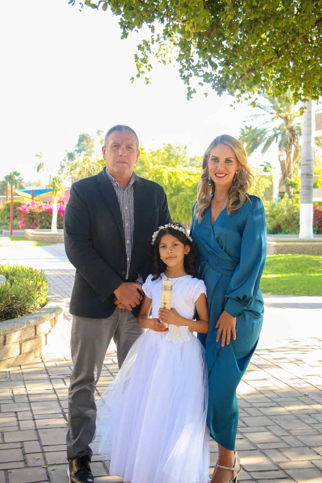 Alumnos del Regis reciben el Sacramento de la Comunión