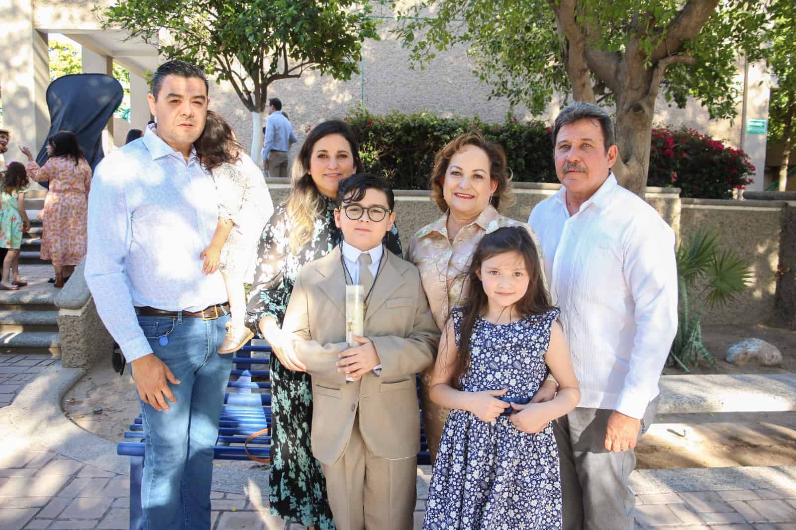 Alumnos del Regis reciben el Sacramento de la Comunión