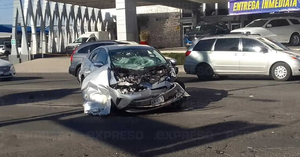 Camión de transporte urbano y automóvil se impactan en el Encinas