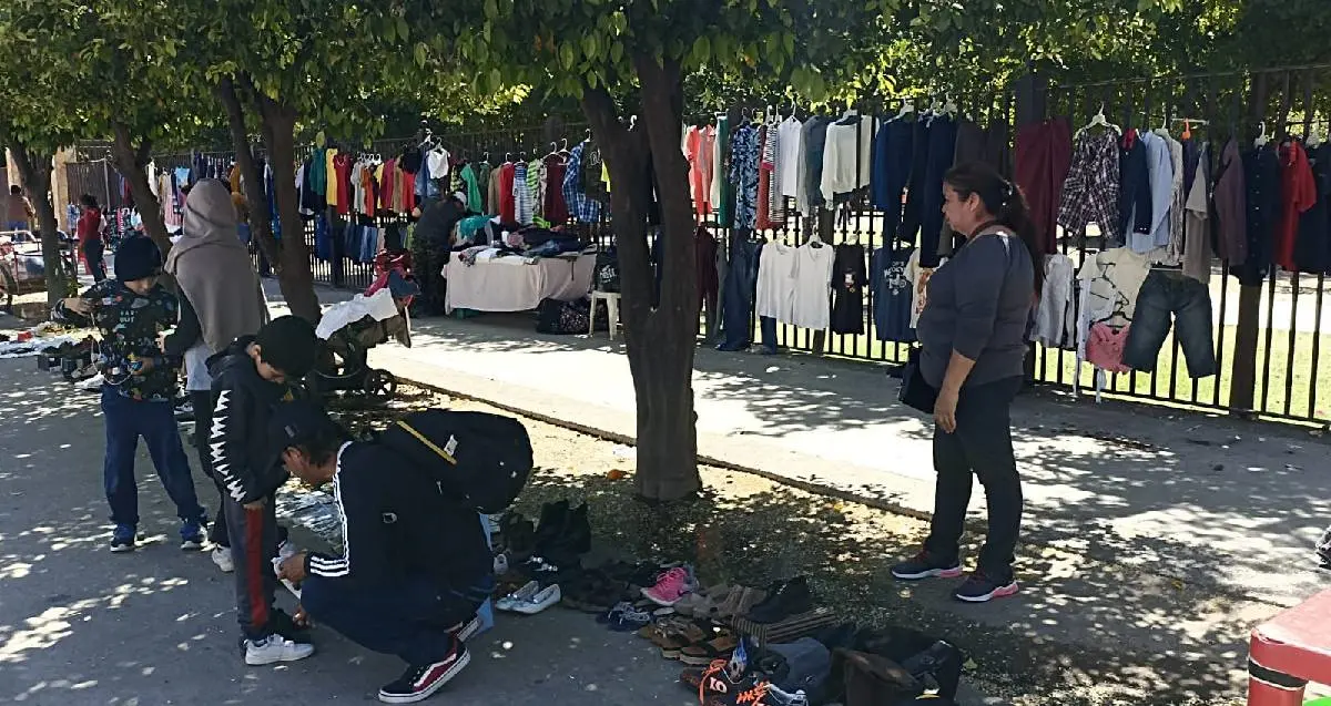Instalan venta de segunda mano en el Parque Madero